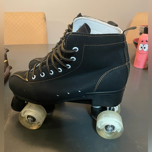 Black Cowhide Roller Skates with White Stitching size 42 or 11 women 9 men - Picture 1 of 4